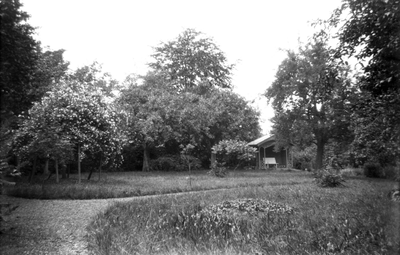 805420 Gezicht in de tuin van de familie Damen aan de Dorpsstraat te Cothen.N.B. Damen was eigenaar van Houthandel ...